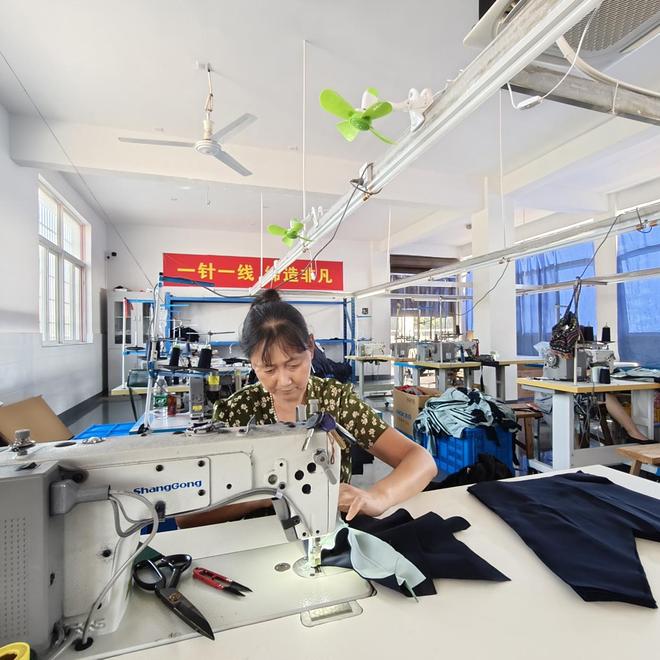 江西生产基地顺利投产开元棋牌浙江金裁服饰(图2)